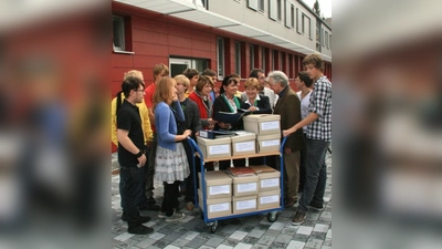 Die Kooperation zwischen Gemeinde, Gemeindearchiv, FLG und dem „Verein gegen das Vergessen im Würmtal“ neigt sich dem Ende. Die zehn beteiligten Schüler präsentierten im Gemeindearchiv ihre Arbeit.. Die zehn Schüler des FLG mit v.l. Brigitte Schmid-Breining, Erika Klemt, Christian Schulz, Annemarie Detsch und Friedrich Schreiber. (Foto: US)
