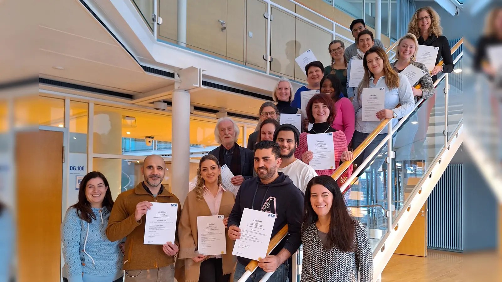 Katharina Trägler (links vorne) und Barbara Huber (rechts vorne) mit den neuen Sprach- und Kulturmittlern (Foto: Landratsamt Starnberg)