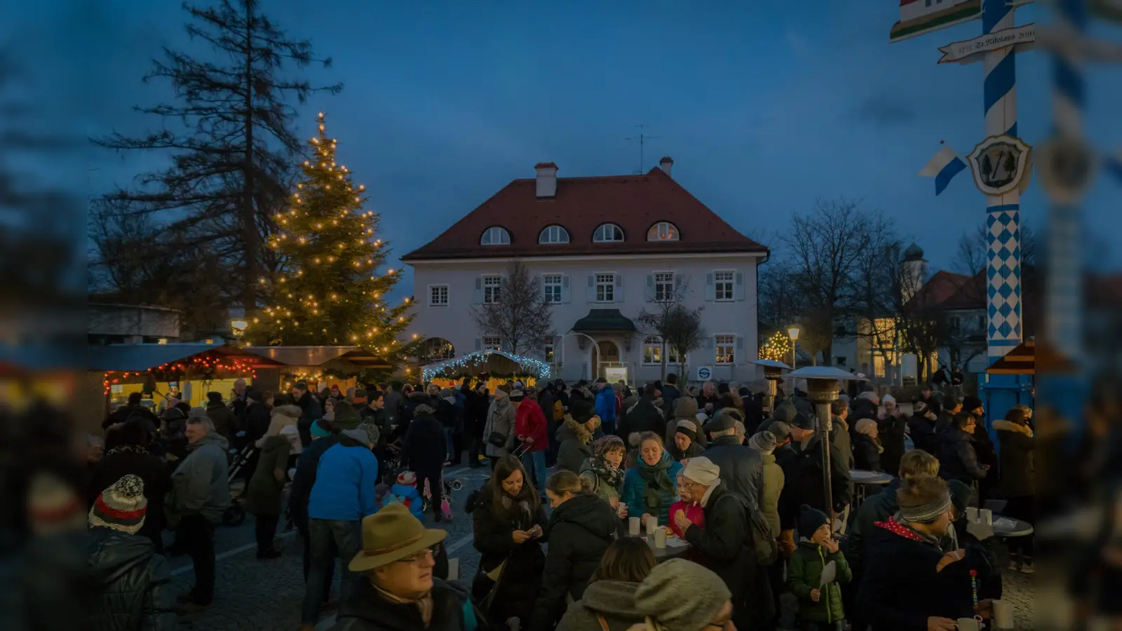 Bunt, besinnlich und gesellig geht es auf dem Haarer Christkindlmarkt auf dem Kirchenplatz auch heuer am 7. Dezember wieder zu. (Foto: Gemeinde Haar)