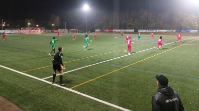 Der VfB Forstinning (rot) - hier noch bei einem Spiel in der Landesliga - steht als einzige Ebersberger Mannschaft im Viertelfinale des Münchner Kreispokals. (Archivbild: bas)