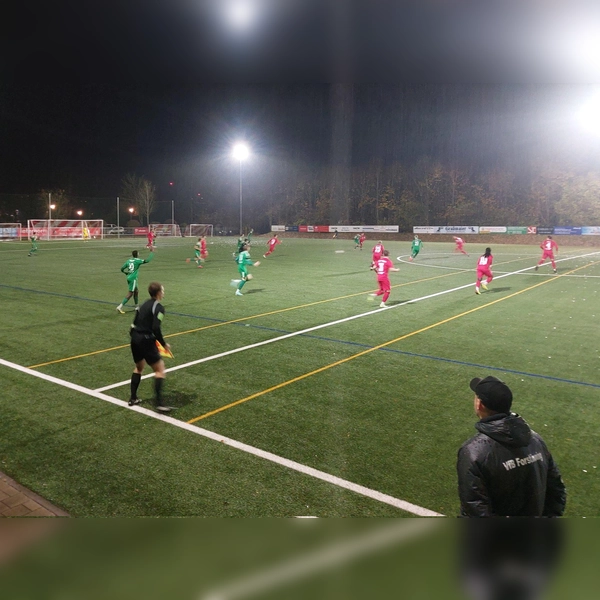 Der VfB Forstinning (rot) - hier noch bei einem Spiel in der Landesliga - steht als einzige Ebersberger Mannschaft im Viertelfinale des Münchner Kreispokals. (Archivbild: bas)