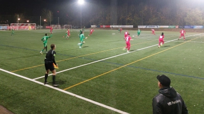 Der VfB Forstinning (rot) - hier noch bei einem Spiel in der Landesliga - steht als einzige Ebersberger Mannschaft im Viertelfinale des Münchner Kreispokals. (Archivbild: bas)