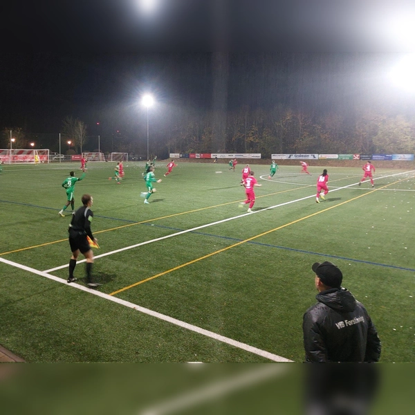 Der VfB Forstinning (rot) - hier noch bei einem Spiel in der Landesliga - steht als einzige Ebersberger Mannschaft im Viertelfinale des Münchner Kreispokals. (Archivbild: bas)