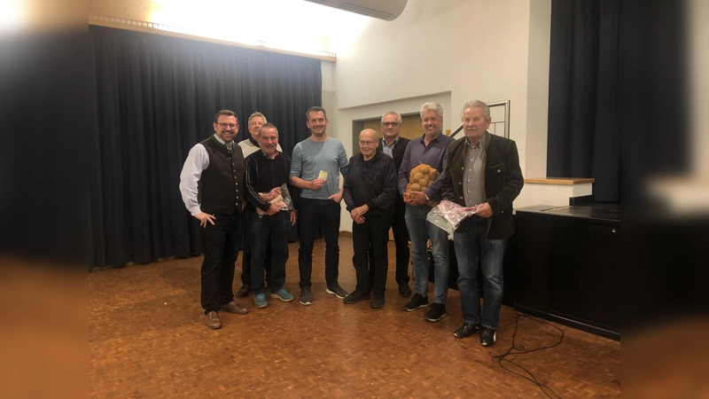 Stolzer Sieger: Michael Baumann (Vierer von links). (Foto: CSU Pliening)