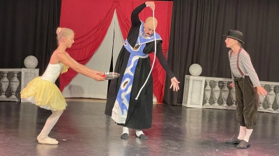 Viel Applaus gab es für das Ballett „Parade” nach Musik von Eric Satie, das in einen Zirkus entführte.  (Foto: pst)