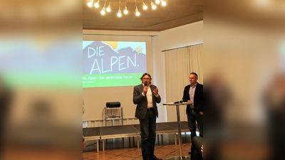 DAV-Vizepräsident Rudi Erlacher stellte das Vortragsprogramm im Rahmen der Jubiläumsfeierlichkeiten des Alpenvereins vor. (Foto: Stefan Dohl)