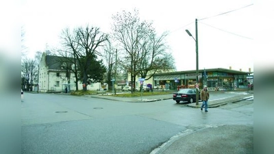 „Keine positive Adressbildung“ - der Oertelplatz in Allach wartet seit Jahren auf eine Umgestaltung. Grundstückseigentümerin Aurelis macht sich nun an die Planungen für ein neues Ortsteilzentrum. (Foto: ls/Archiv)