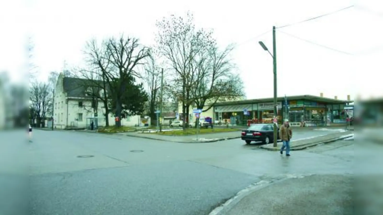 „Keine positive Adressbildung“ - der Oertelplatz in Allach wartet seit Jahren auf eine Umgestaltung. Grundstückseigentümerin Aurelis macht sich nun an die Planungen für ein neues Ortsteilzentrum. (Foto: ls/Archiv)