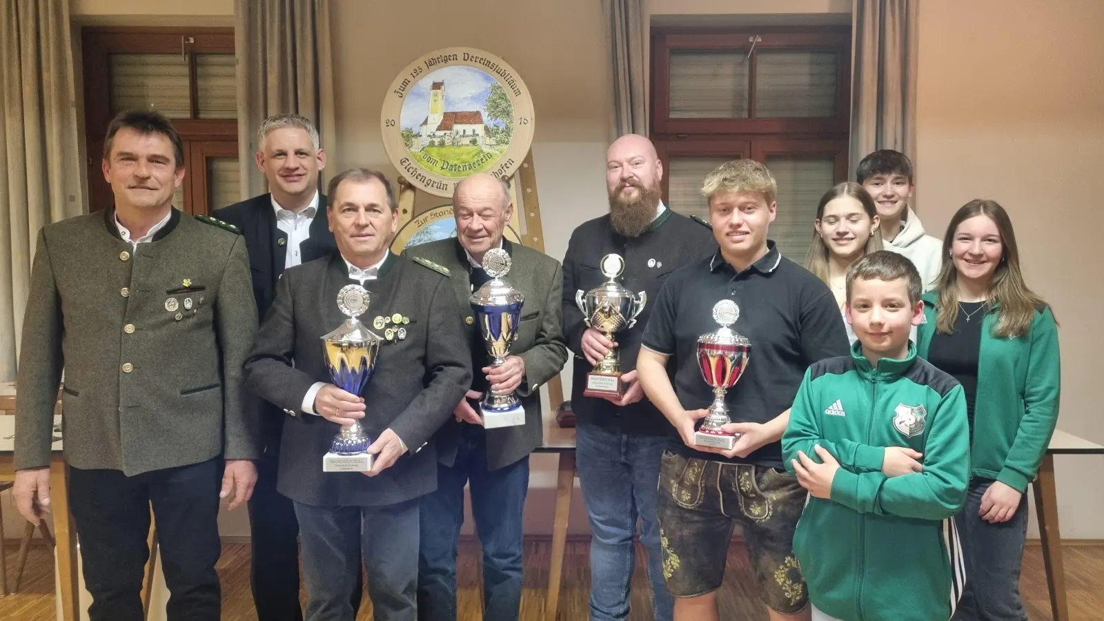 Hans Eisenhofer (1. Schützenmeister Eichenkranz Unterweikertshofen), 1. Bürgermeister Christian Blatt, Josef Perchtold (1. Schützenmeister Eichengrün Walkertshofen), Josef Grünerbel, Matthias Pucher (1. Schützenmeister Eintracht Kleinberghofen) freuen sich mit der Siegermannschaft der Jugend Unterweikertshofen (von links) (Foto: Gem)