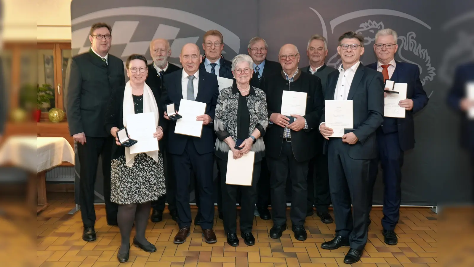 Ehrenzeichen für Verdienste im Ehrenamt überreichte (von links) Landrat Martin Bayerstorfer an Patrizia Brambring, Lorenz Angermeier, Heinz Götzberger, Heinrich Holbl, Helga Mühlenbeck, Heinz Schreiner, Johannes Wegmann, Helmut Lachner, Helmut Sperr und Peter Wegmann. (Foto: Landratsamt)