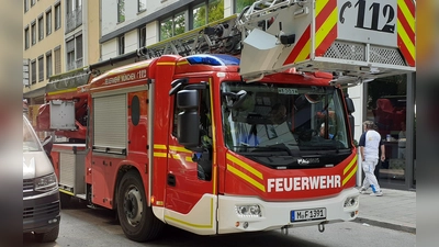 60 Feuerwehrkräfte waren bei dem Brand in Bogenhausen im Einsatz.  (Archivbild: mha)