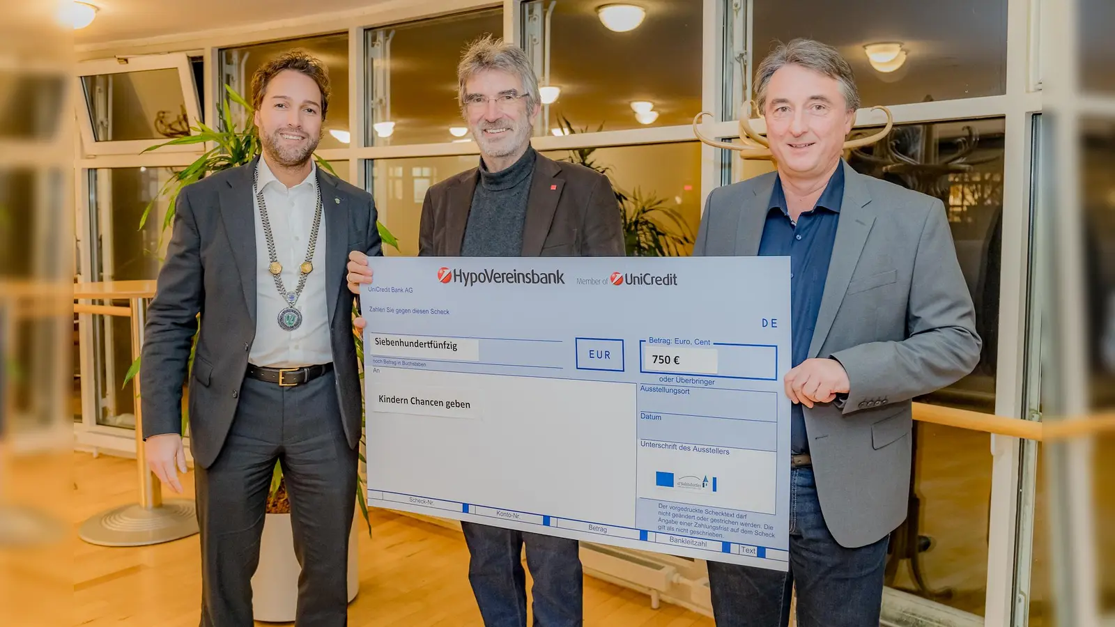 Von links nach rechts: Haars Erster Bürgermeister Andreas Bukowski sowie Peter König und Martin Metzger vom Verein d'Salmdorfer. (Foto: Gemeinde Haar)