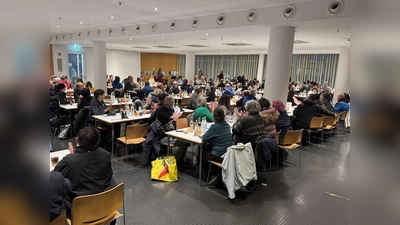 Beim Weihnachtsessen im Kreisverwaltungsreferat (KVR) konnten 250 wohnungslose Menschen einen angenehmen Abend verleben. (Foto: KVR)