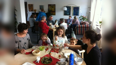 Im Familienzentrum Trudering essen alle Generationen in gemütlicher Runde gemeinsam. (Foto: VA)