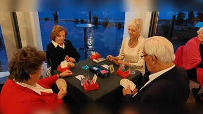 Der Bridgeclub Tutzing besteht seit 33 Jahren. Wer das gesellige Kartenspiel ausprobieren möchte, hat bei einem Anfängerkurs die Möglichkeit dazu.  (Foto: Bridgeclub Tutzing)
