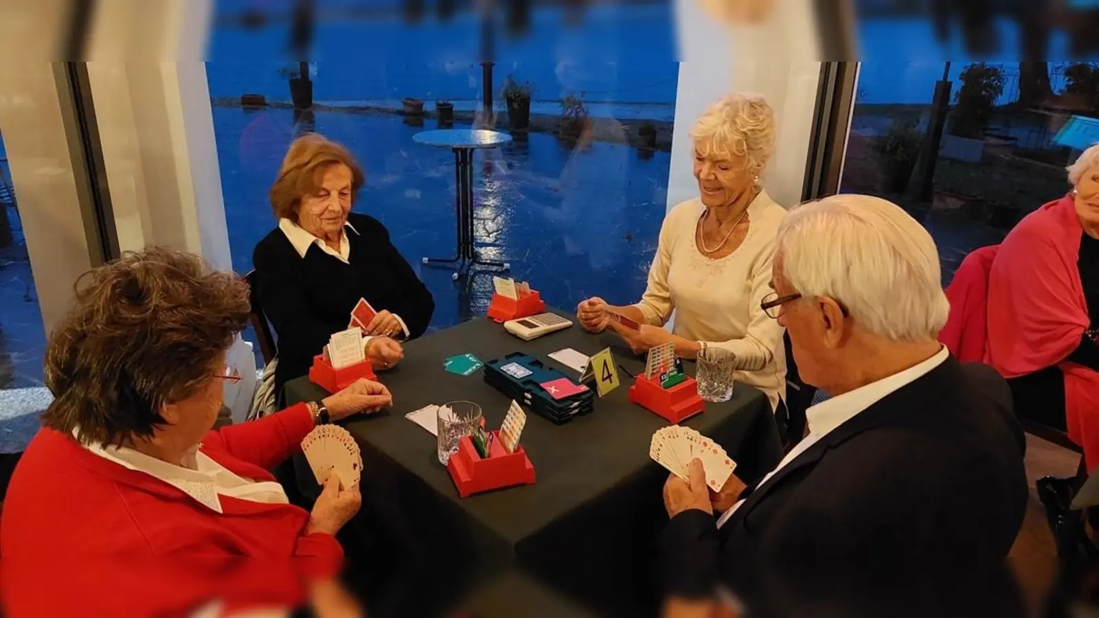 Der Bridgeclub Tutzing besteht seit 33 Jahren. Wer das gesellige Kartenspiel ausprobieren möchte, hat bei einem Anfängerkurs die Möglichkeit dazu.  (Foto: Bridgeclub Tutzing)