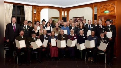 40 Bürgerinnen und Bürger des Landkreises München wurden für ihr langjähriges ehrenamtliches Engagement in den Sport- und Schützenvereinen ausgezeichnet. 31 davon nahmen ihre Ehrung persönlich von Landrat Christoph Göbel (l.) entgegen.  (Foto: Landratsamt Mü.)