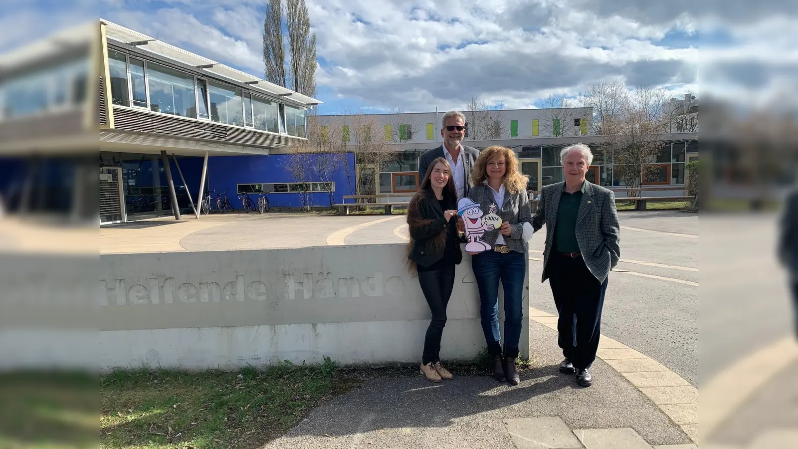 Spendenübergabe bei den Helfenden Händen: v.l. Julia Ploss, kommende Rotary-Präsidentin 2022/23, Nariman Zimpel, Vorsitzende der Helfenden Hände München, Georg-Wilhelm Moeller, Rotary-Vorstand Öffentlichkeitsarbeit und Stefan Schlosser Präsident <br>2021/22 Rotary Club München-West.  (Foto: Rotary Club München-West)