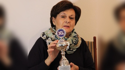 Stolz präsentiert Dr. Gisela Bolbrügge den Pokal, der sie als deutsche Vizemeisterin in der Disziplin „Fünf Minuten Bilder merken” ausweist. (Foto: Gisela Bolbrügge )