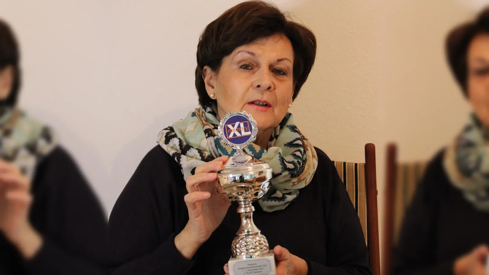 Stolz präsentiert Dr. Gisela Bolbrügge den Pokal, der sie als deutsche Vizemeisterin in der Disziplin „Fünf Minuten Bilder merken” ausweist. (Foto: Gisela Bolbrügge )