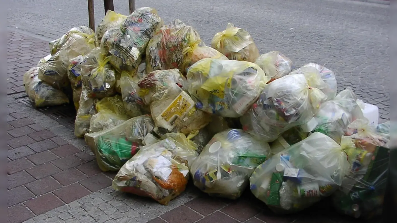 Mit der Abfuhr der Gelben Säcke hakt es, nachdem seit Jahreswechsel ein neues Entsorgungsunternehmen beauftragt worden war. (Foto: ar/LRA)