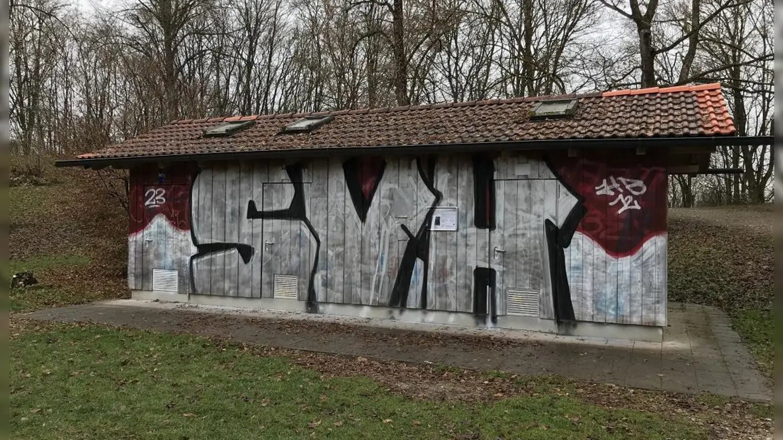Vermutlich haben Fans des SV Heimstetten die Toilettenanlage am Heimstettener See mit einem Graffiti verziert. (Foto: Polizei München)