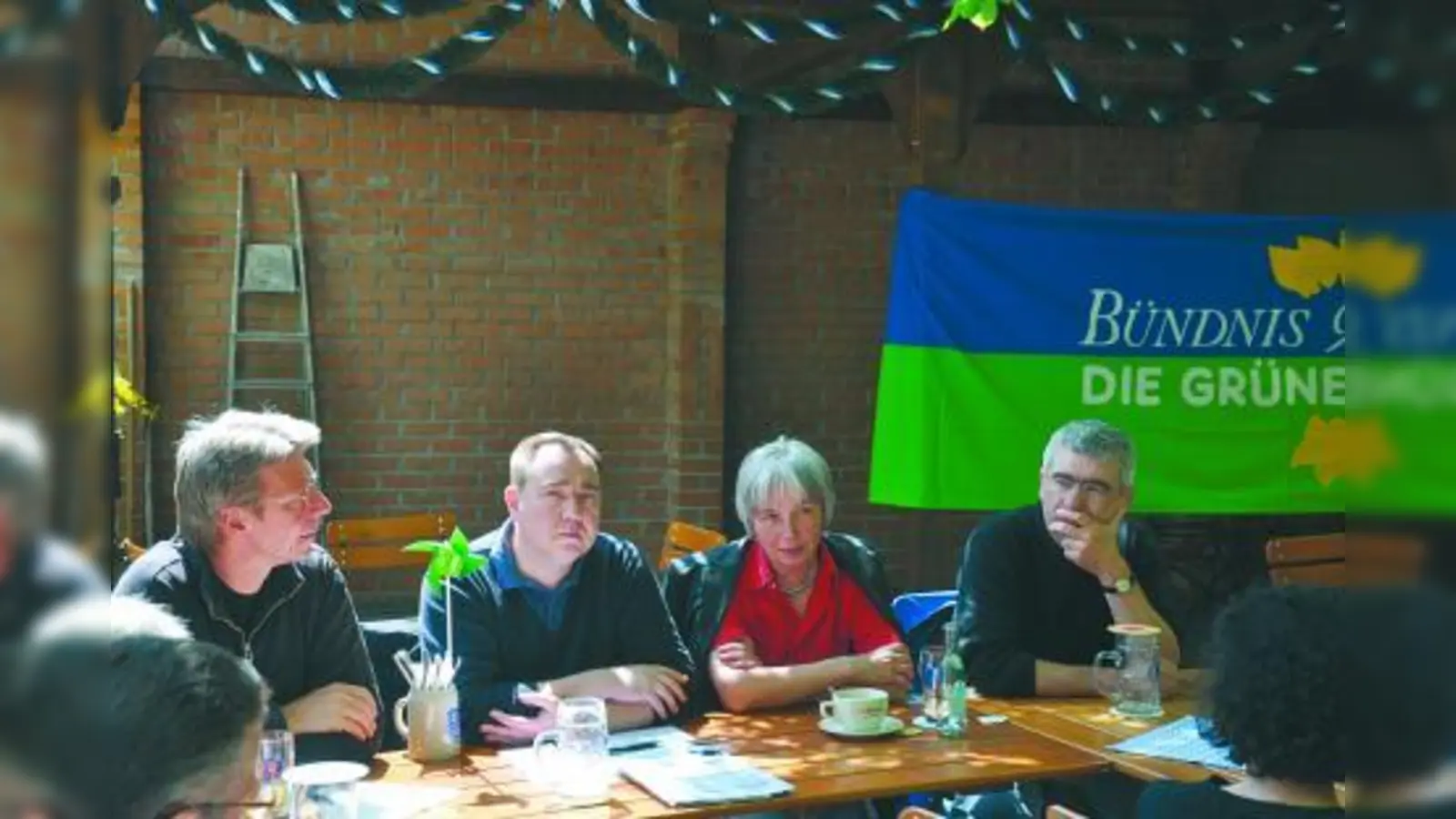 Sigi Benker, Hermann Brem, Anne Kammerlander und Rudi Stummvoll (v.l.) beim politischen Frühschoppen der Grünen im April. (Foto: pi)