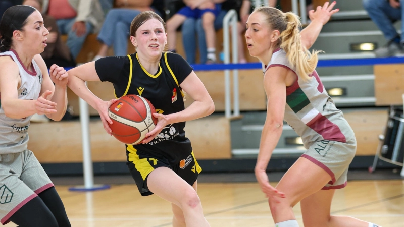 Emma Steinbicker (Mitte) setzt sich gegen zwei Rosenheimerinnen durch. (Foto: Wolfgang Eberle)