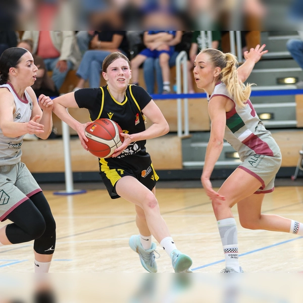 Emma Steinbicker (Mitte) setzt sich gegen zwei Rosenheimerinnen durch. (Foto: Wolfgang Eberle)