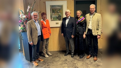 Feierliche Übergabe des Kunstwerkes: v.l. Erich Kasberger und Marita Krauss (Galerie Ammann), Ralf und Hildburg Kirberg (Kunst- u. Kulturstiftung Kirberg) sowie Bürgermeister Rainer Schnitzler. (Foto: Gemeinde Pöcking)