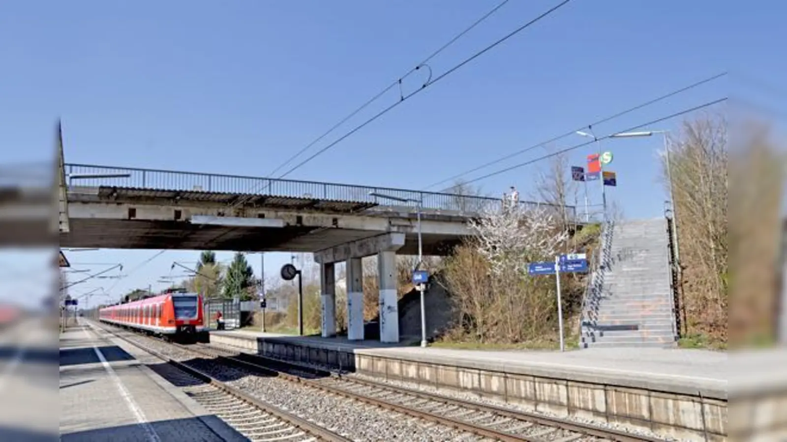 Ende April wird die Brücke am S-Bahnhof Grub abgerissen, bis August soll  hier eine neue gebaut werden.	 (Foto: Sybille Föll)