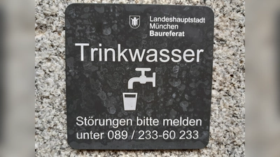 In München sprudelt frisches Trinkwasser aus dem Wasserhahn – und auch aus zahlreichen Trinkwasserbrunnen, die über die ganze Stadt verteilt sind. Damit das so bleiben kann, ist in Hitzeperioden ein sparsamer Umgang mit dem kostbaren Gut angesagt.  (Foto: mha)