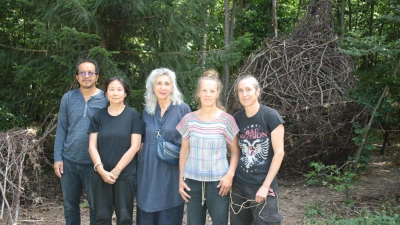 Chakkrit und Pattree Chimnok mit Lore Galitz, Doro Seror und Susu Gorth (von links) vor ihrer übergroßen aus Zweigen geschaffenen Kürbis-Skulptur (rechts hinten). (Foto: job)