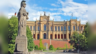 Die Tour geht unter anderem am Maximilianeum entlang. (Foto: Guido Radig/Wiki Commons/CC BY-SA 4.0)
