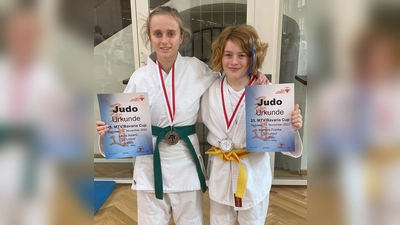 Die erfolgreichen Mädels des SV, Laura Adami (l.) und Marlene Franke, freuen sich über ihre Urkunden beim Bavaria Cup.  (Foto: SV Lohhof)