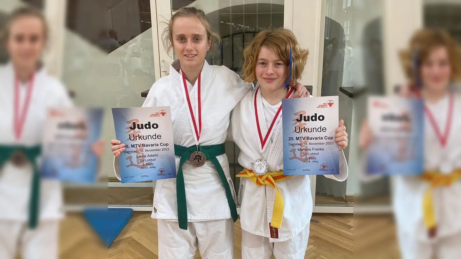 Die erfolgreichen Mädels des SV, Laura Adami (l.) und Marlene Franke, freuen sich über ihre Urkunden beim Bavaria Cup.  (Foto: SV Lohhof)