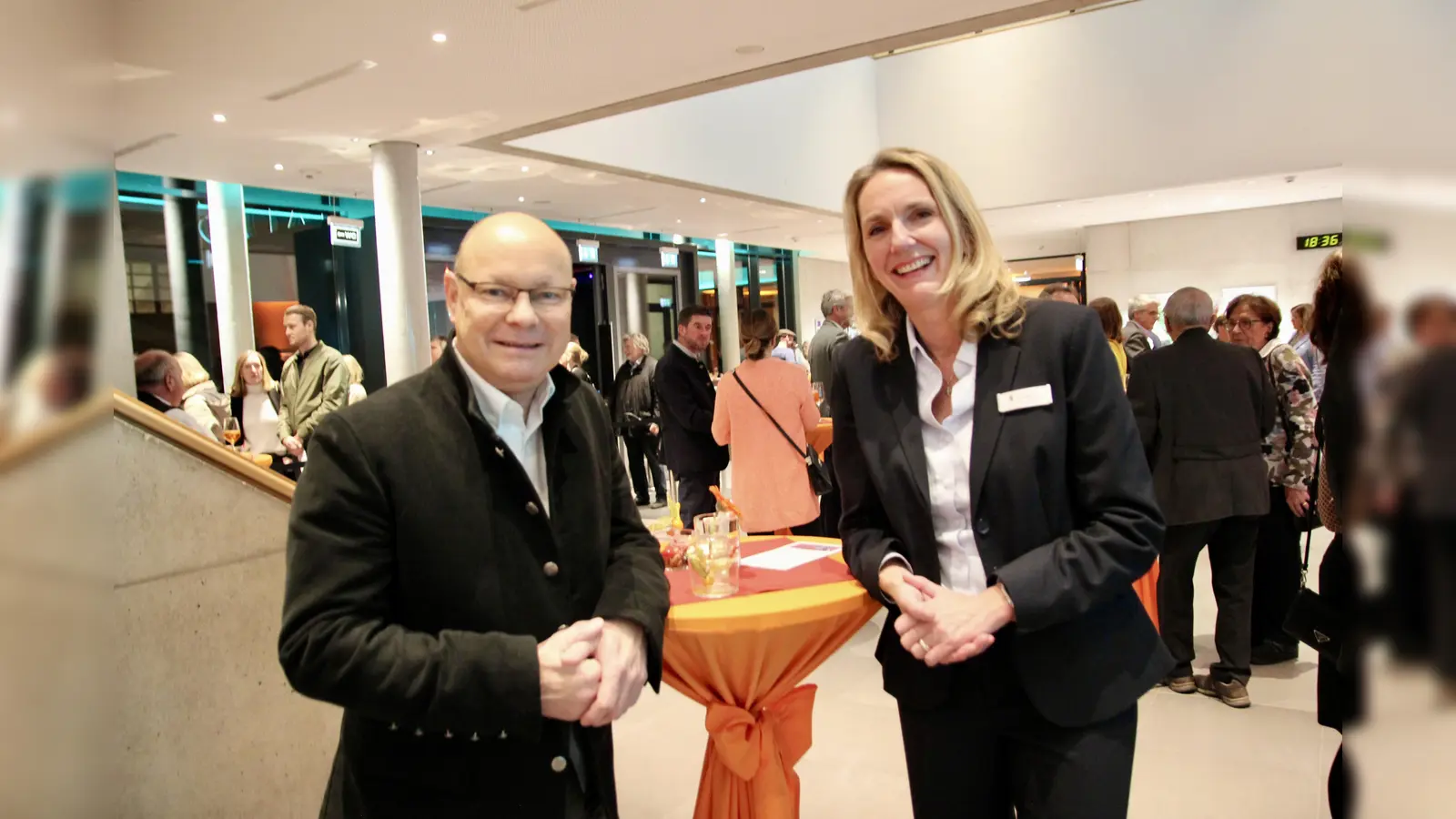 Bürgermeister Hermann Nafziger und Wirtschaftsförderin Silke Vilgertshofer zu Beginn des Planegger Unternehmerabends im Kupferhaus. (Foto: us))