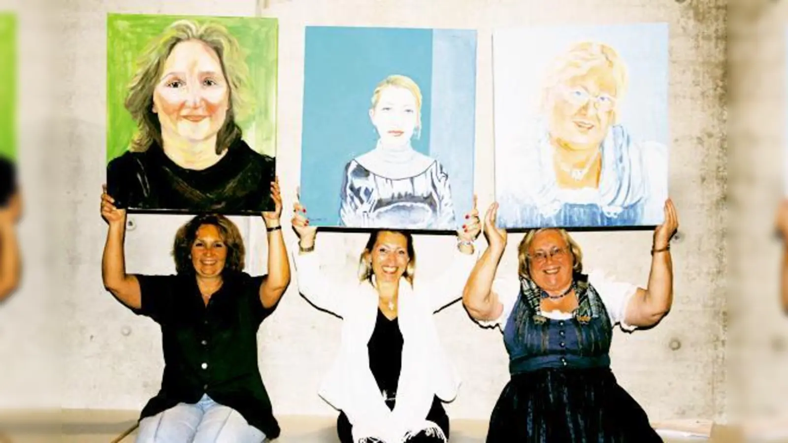 Manuela Hoffmann-Maleki, Afrodite Vassilopoulou und Irene Schlagenhaufer (von links)  bald »hängen« sie an der Wand im großen Saal des Kulturhauses Milbertshofen. 	 (Foto: em)