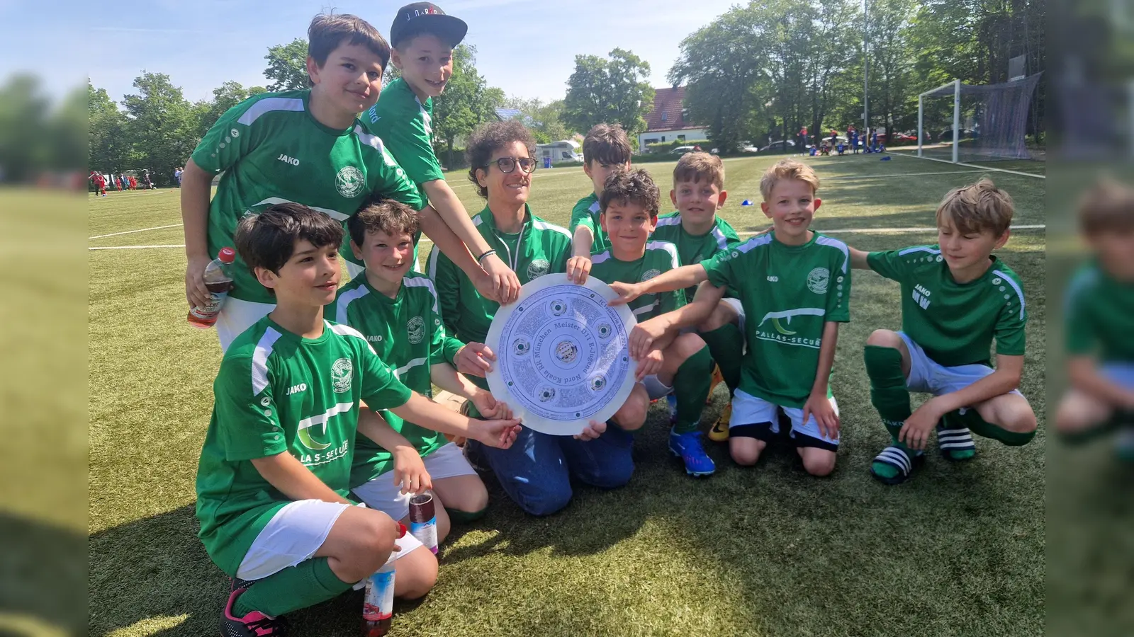 Die Junioren des FC Fasanerie-Nord präsentieren sich stolz mit der gewonnenen Meisterschale. (Foto: FC Fasanerie-Nord)