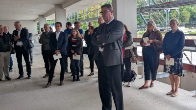 Zum Richtfest für den Erweiterungsbau des Anne-Frank-Gymnasiums in Erding hatte Landrat Martin Bayerstorfer auf die Baustelle eingeladen. (Foto: LRA Erding)