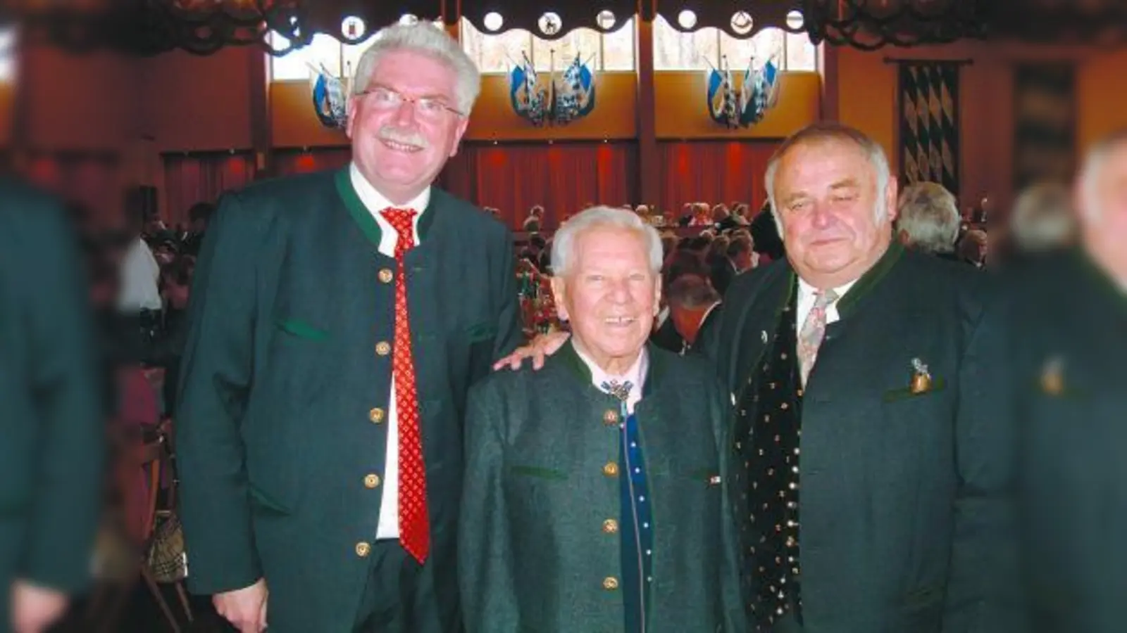 Geburtstagsgratulanten: Martin Zeil (l.) und Richard Süßmeier (r.) gehörten zu den 500 Gästen, die mit Willy Heide feierten. (Foto: bb)