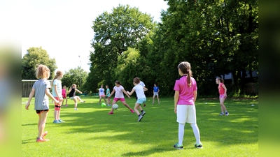 Das Projekt "Mädchen an den Ball" macht am 10. August Station auf der Sportanlage Untergiesing. Die Kosten trägt der Bezirksausschuss 18. (Foto: BIKU e.V.)