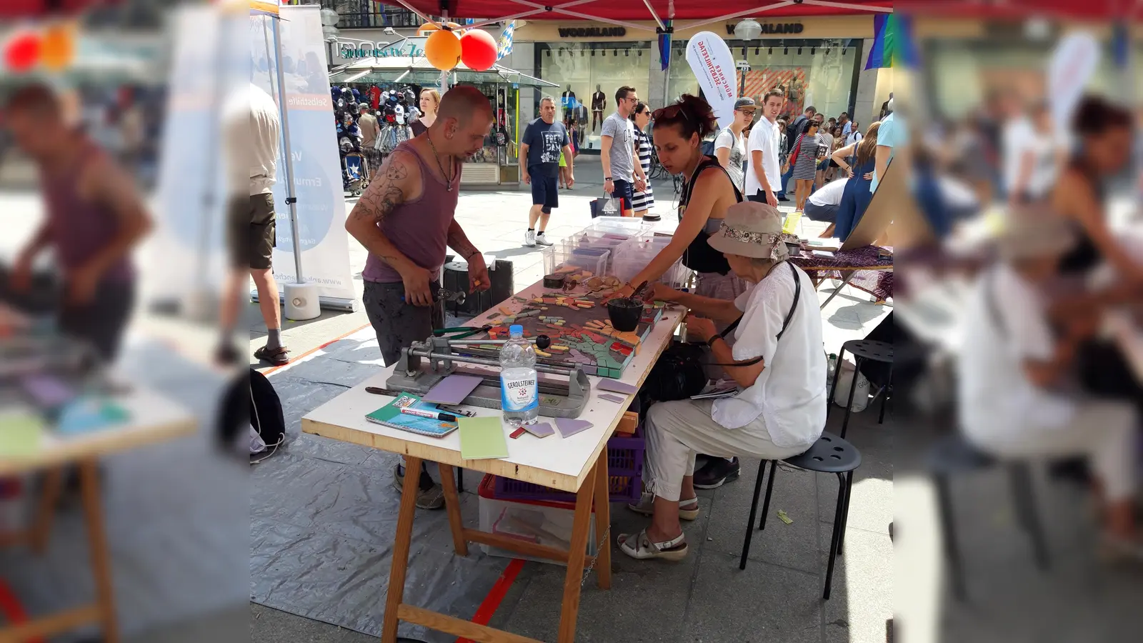 Beim Münchner Selbsthilfetag am Marienplatz fertigten die Besucher die zweite Mosaikplatte für die Bankzwischenräume am Hans-Mielich-Platz. (Foto: BI Mehr Platz zum Leben)