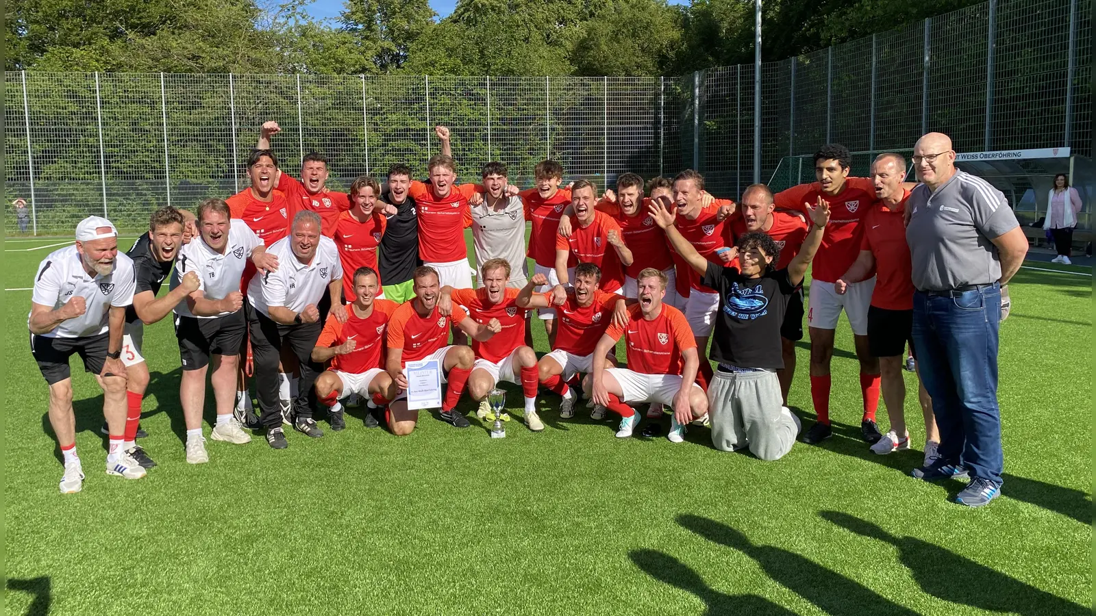 Die Mannschaft des FC Rot-Weiß Oberföhring feiert den Wiederaufstieg in die Kreisliga. (Foto: privat)
