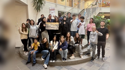 Die Verbindungslehrer Andreas Krebs und Daniela Drittenpreis (v.r.), Schulleiterin Birgit Hector (5.v.r.) und die SMV der Mittelschule Gauting übergaben ihren Spendenscheck in Höhe von 3.000 Euro an das JoMa Projekt, vertreten durch Lilian Sailer (stehend 6.v.l.). (Foto: Ulrike Seiffert)