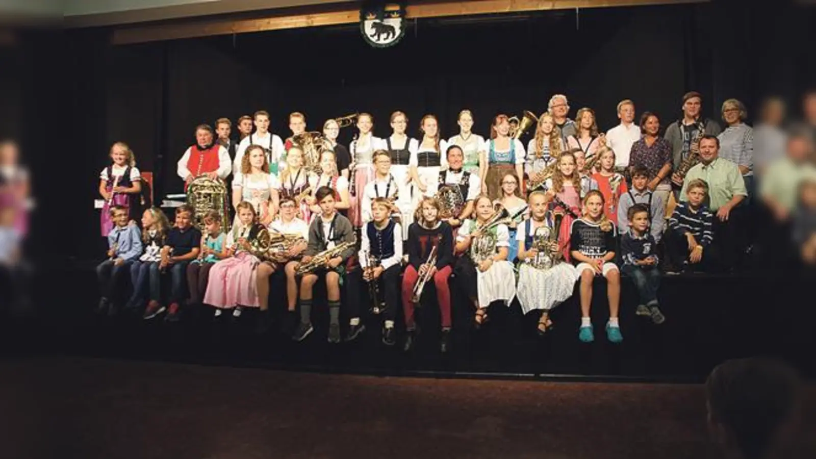 Die rund 40 Musikschüler stellten sich nach ihrem Auftritt recht entspannt in einem Gruppenbild dem Fotografen.  (Foto: Verein)
