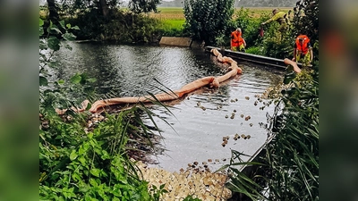 Die Feuerwehr legten Ölsperren aus, um ein Übertreten in die nahegelegene Glonn zu verhindern. (Foto: KBI Dachau)