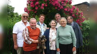 Die Mitglieder des Laimer Kleingartenvereins SW 52 freuen sich auf Sommerfest. (v.l.): Klaus-Dietrich Lübbe, Hans Effinger mit Zwiebel, Eva Maier, Edith Nießl, Lothar Kurzawski,  Marianne Kufer und Sebastian Nießl. (Foto: tg)