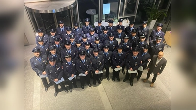51 Mitglieder der Freiwilligen Feuerwehr Planegg kamen bei der Flutkatastrophe 2024 zum Einsatz. Sie erhielten nun die Anstecknadel „Fluthelfer 2024“. Rechts im Bild Bürgermeister Hermann Nafziger. (Foto: K.Xander)