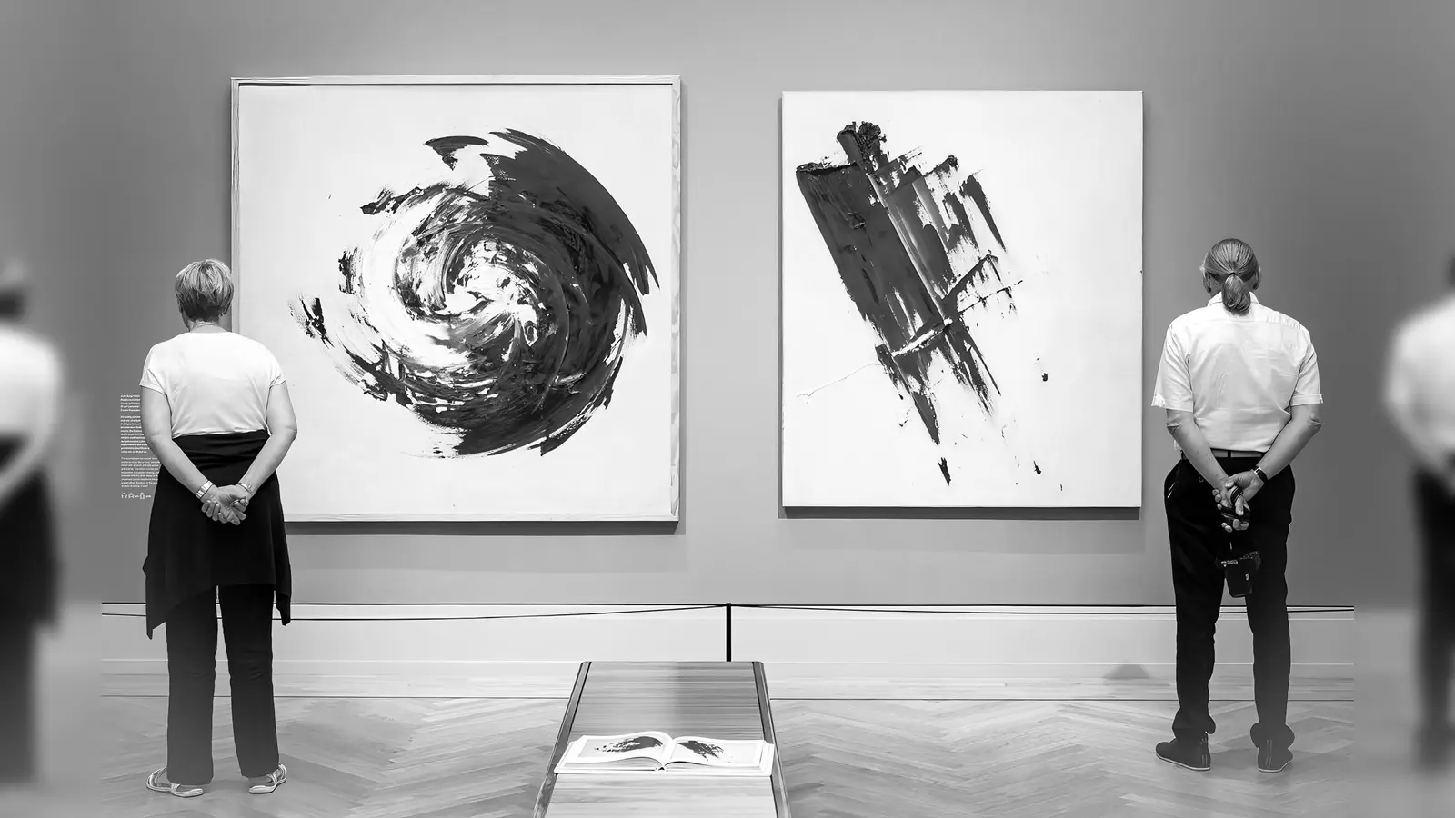 Fotografien von Museumsgästen vor den Objekten sind das Thema von Ulrich Fischers Teil der Ausstellung.  (Foto: U. Fischer)